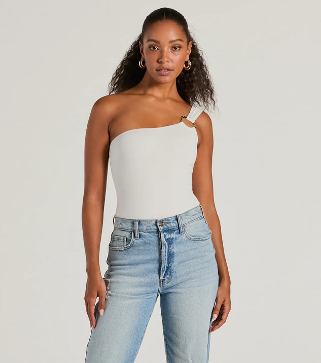 Essential for your seasonal closet, the Perfect Piece One-Shoulder Hoop Bodysuit offers a trendy twist on everyday tops so you can elevate your style effortlessly.