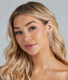Drops Of Sparkle Curve Fringe Earrings is the perfect Homecoming look pick with on-trend details to make the 2023 HOCO dance your most memorable event yet!