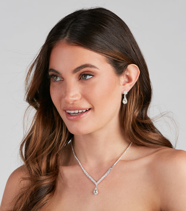 With Elegant Style Rhinestone Necklace And Earrings Set as your homecoming jewelry or accessories, your 2023 Homecoming dress look will be fire!